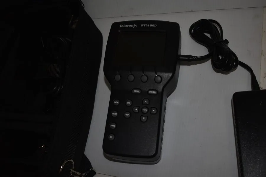 Тестер TEKTRONIX WFM90D PORTABLE HANDHELD VECTORSCOPE WAVEFORM MONITOTR — фото лота 2