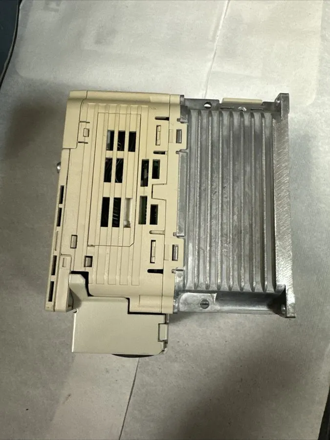 Частотный преобразователь Yaskawa CIMR-VU2A0010FAA VFD 200V 3PH 2.2kW 3HP V1000