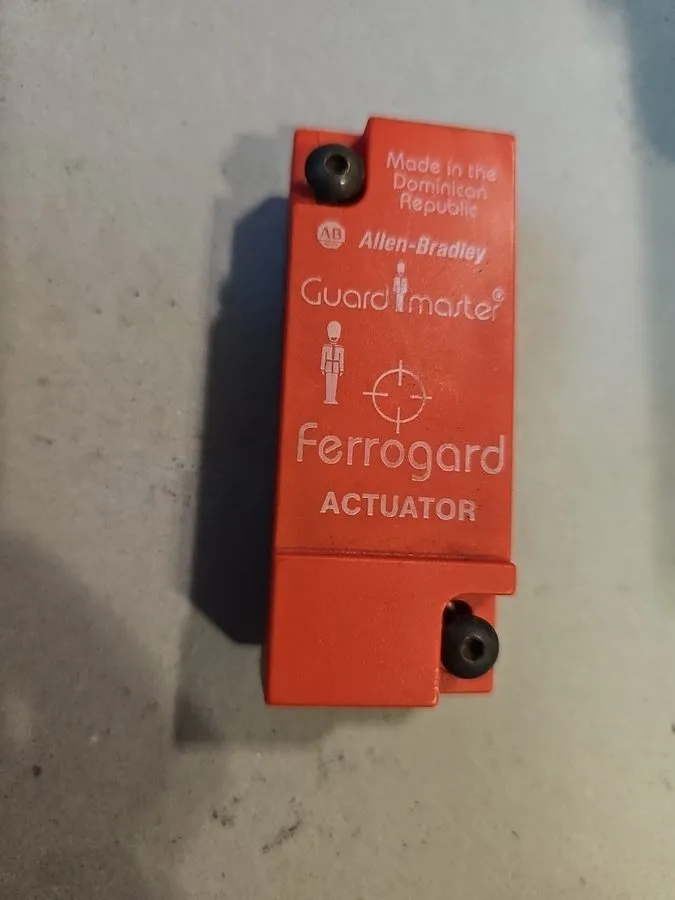 Реле безопасности Allen Bradley 440N-A02005 Guardmaster Non-contact Actuator — фото лота 2