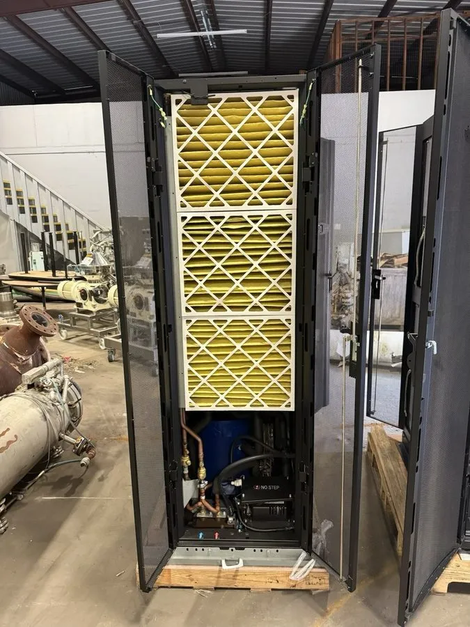 Стойка/шкаф APC Schneider Electric ACRD500 InRow RD Air Cooling System Data Serv