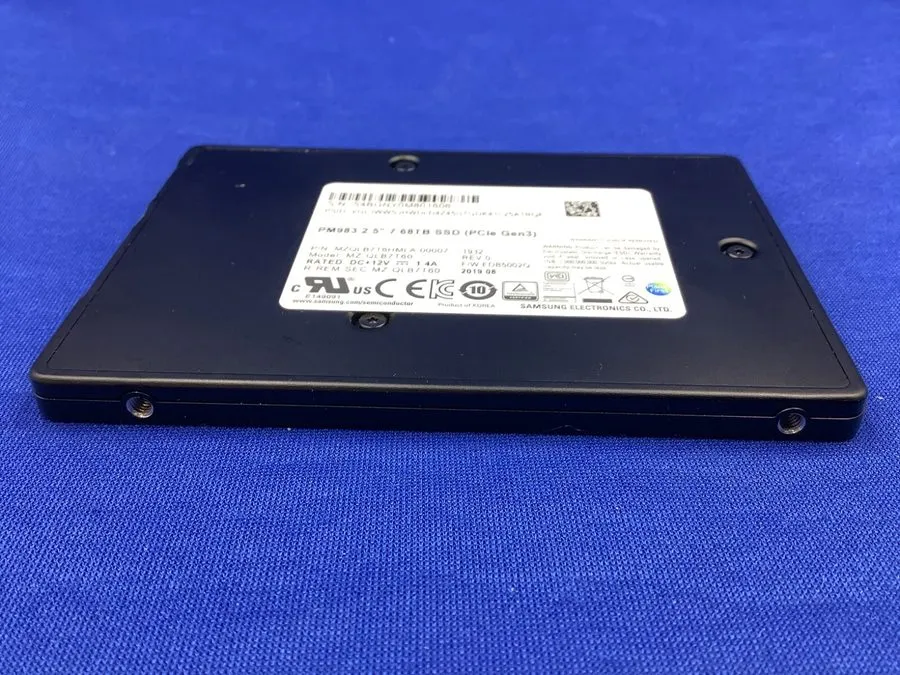 SSD-накопитель Samsung PM983 7.68TB SSD 2.5" NVMe PCIe Gen 3 U.2 MZQLB7T6HMLA-00