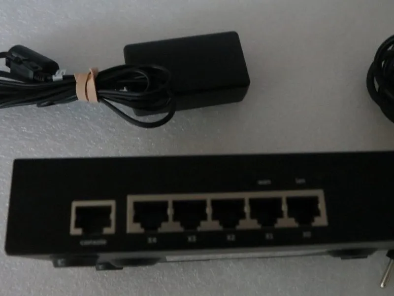 Межсетевой экран Dell SonicWall TZ300 5 Port Network Security Firewall Appliance — фото лота 3