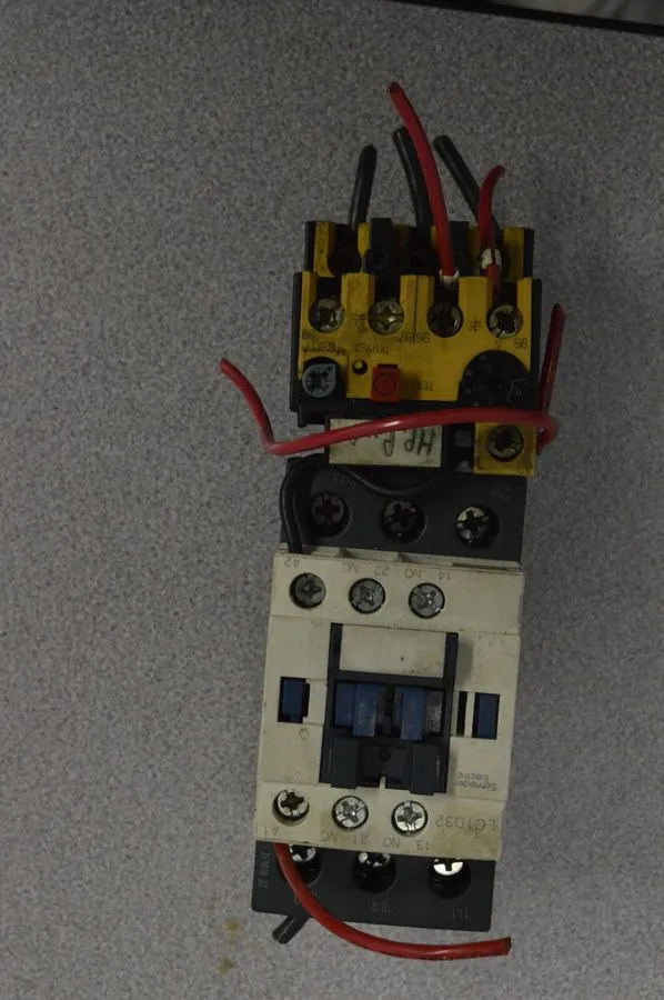 Контактор Schneider TeSys D Series three-pole contactor 32A 24V LC1D32B7C