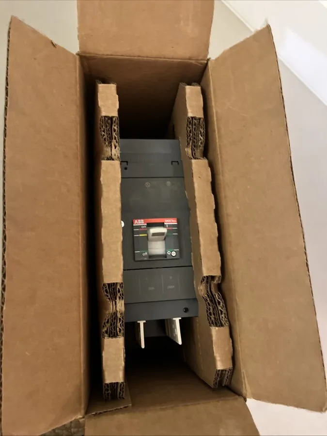 Автоматический выключатель ABB SACE TMAX XT4HU3250AY8000XXX RELIAGEAR CIRCUIT BR — фото лота 1