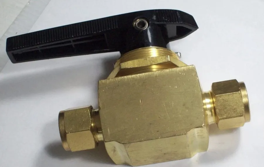 Клапан swagelok lever B-43S4 3000 PSI 1/4” LEVER VALVE — фото лота 1