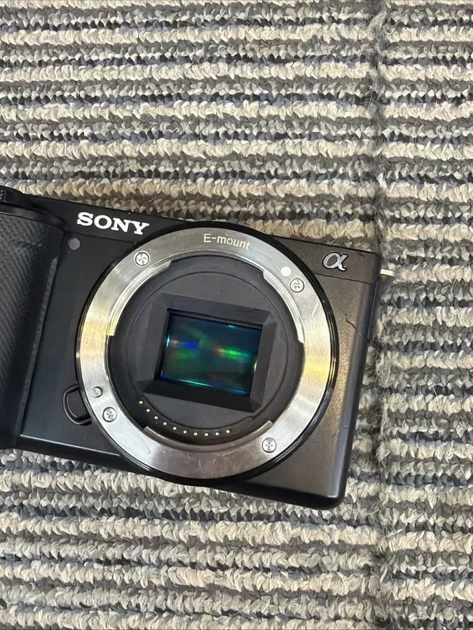 Объектив Sony Alpha ZV-E10 24.2MP Mirrorless Camera w/ Sigma 16mm Lens