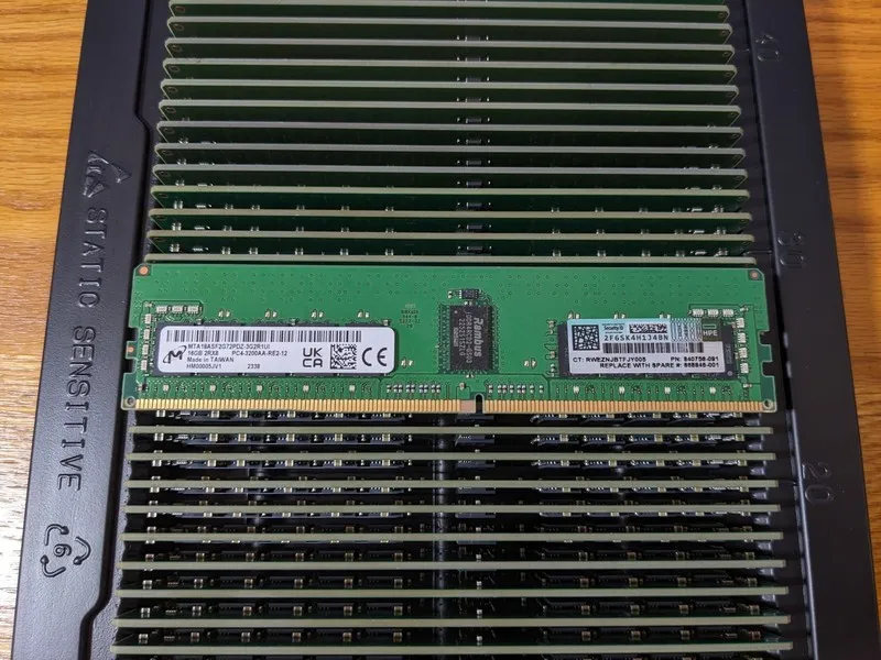 Модуль памяти SK Hynix 16GB 2Rx8 PC4 DDR4 HPE Certified ECC Registered Memory RA