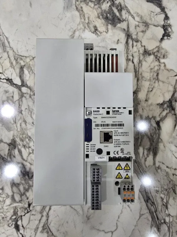 Частотный преобразователь E84AVSCE3024SX0