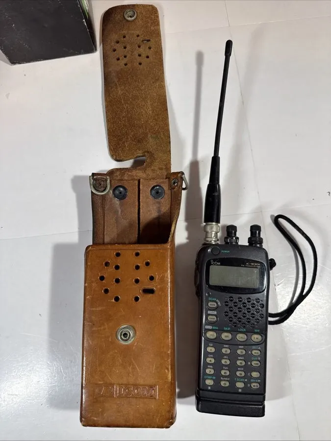Радиостанция Icom IC-W32A Vintage Ham Radio Handheld FM Transceiver and case