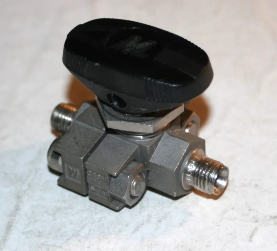 Клапан BOX OF 2 SWAGELOK SS-33VS4 STAINLESS STEEL VALVE 1/4" — фото лота 1