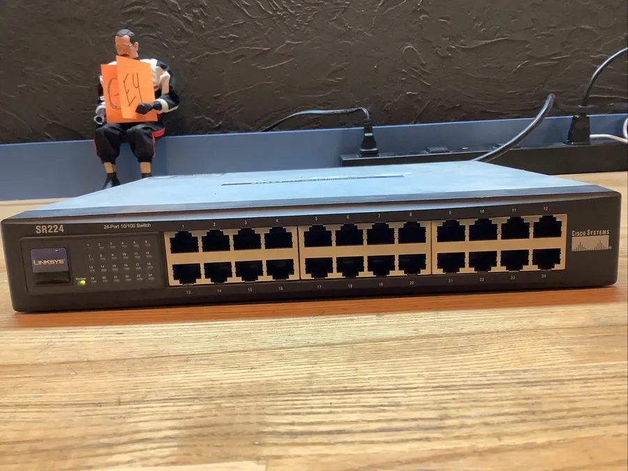 Коммутатор CISCO LINKSYS SR224 24-PORT 10/100 Mbps ETHERNET SWITCH WITH RACKMOUN