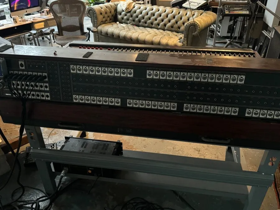 Микшерный пульт Yamaha PM2000 1970's Rosewood 32x8 Recording and Mixing Console — фото лота 1