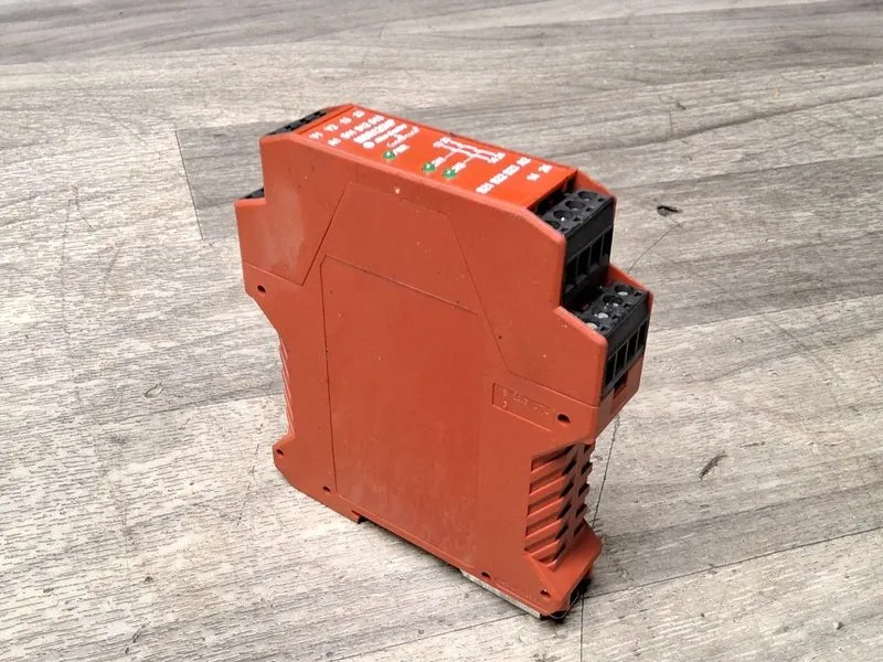 Реле безопасности ALLEN-BRADLEY 440R-D23169 MSR125HP SAFETY RELAY 115VAC 2NO