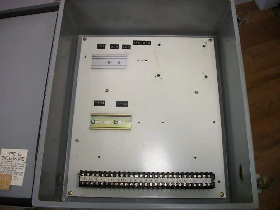 Монтажный шкаф HOFFMAN A1614CH Junction Box Enclosure 16"L x 14"W x 6"H Type 12