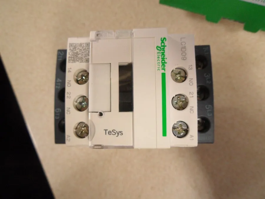 Контактор SCHNEIDER ELECTRIC LC1D09P7 TESYS D CONTACTOR 9A 3-POLE 230V AC COIL 4