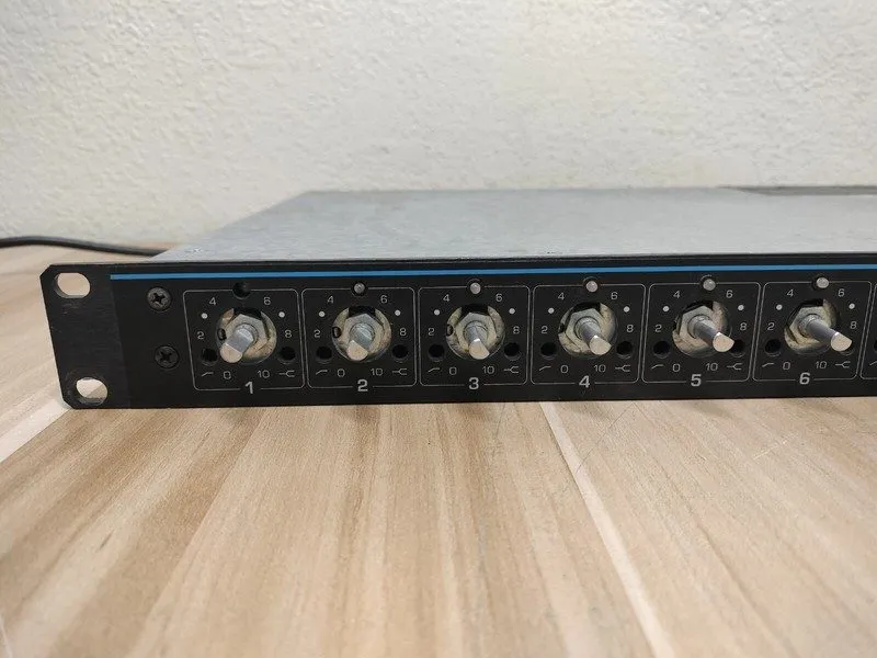 Микшерный пульт Shure SCM800 Rackmount Professional 8 Channel Microphone Mixer