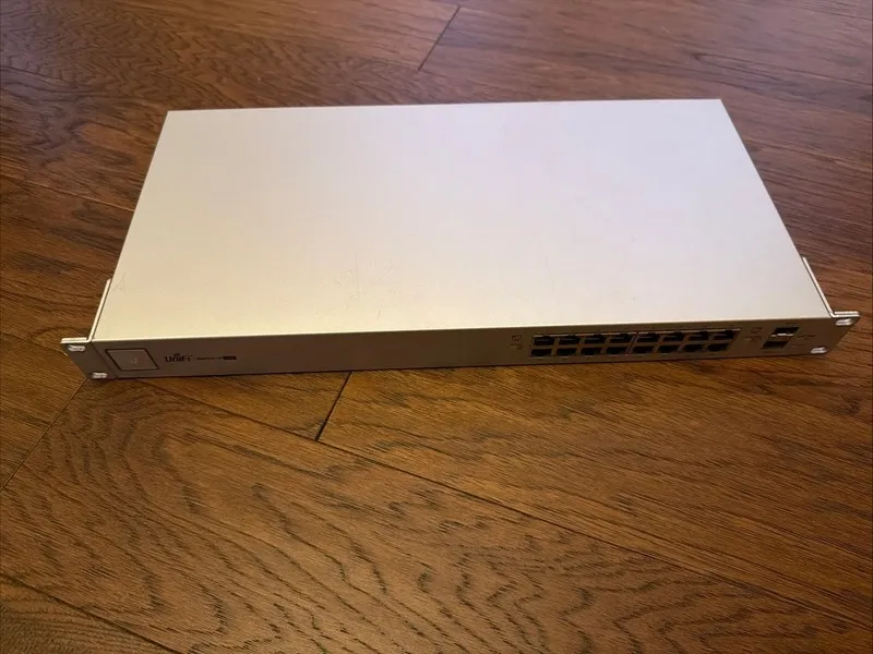 Коммутатор Ubiquiti Standard 16 PoE USW-16-POE 8PoE+ / 8 JR45 port