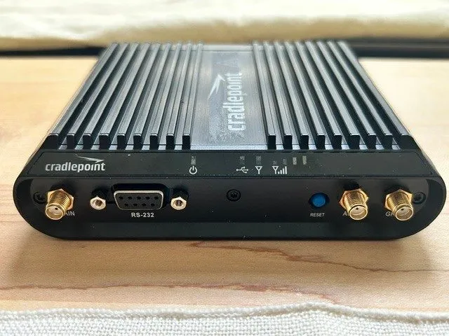 Маршрутизатор Cradlepoint IBR1100LPE-VZ Dual Band Router Verizon 4G LTE 100 Mbps — фото лота 1