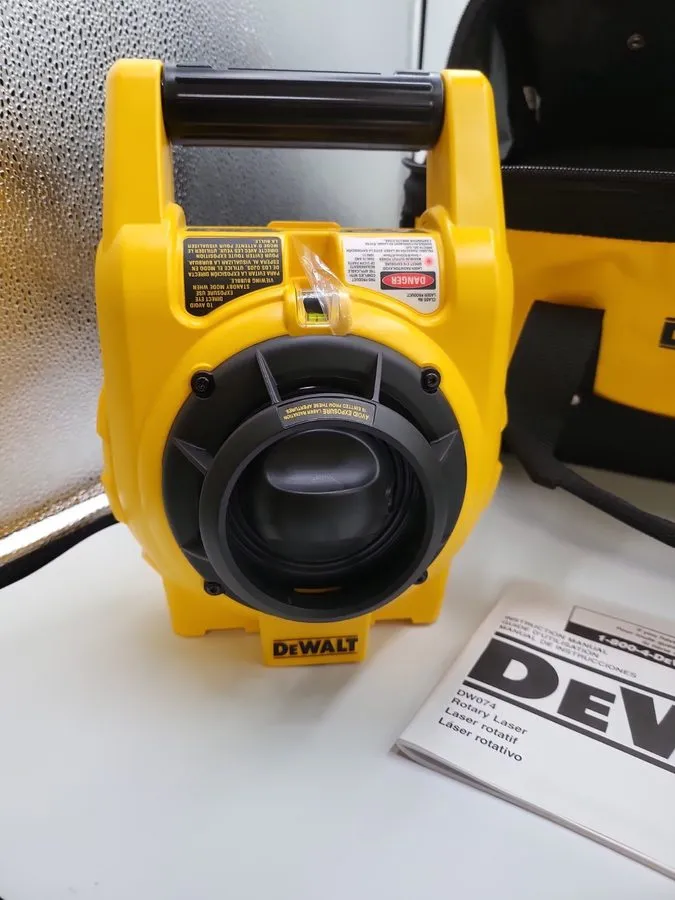 Нивелир DEWALT DW074KD Self-Leveling Rotary Laser Level Red Beam 1200 ft +/-1/4" — фото лота 1