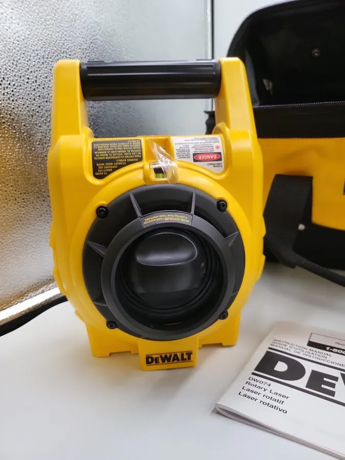 Нивелир DEWALT DW074KD Self-Leveling Rotary Laser Level Red Beam 1200 ft +/-1/4" — фото лота 2