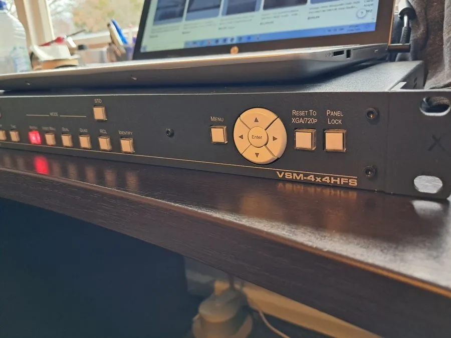 Матричный коммутатор Kramer 4x4 Seamless Matrix Switcher / Multi-Scaler VSM-4x4H — фото лота 1