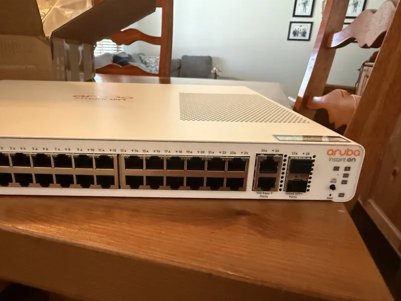 Коммутатор HPE Aruba Instant On 1960 JL806A 24-Port Gigabit Managed Switch 2x 10