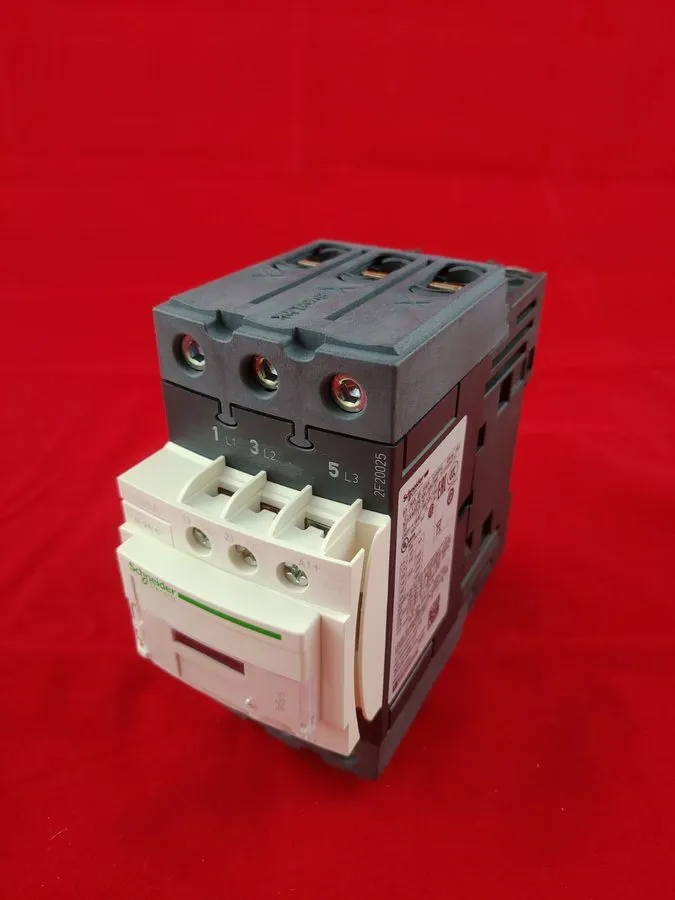Контактор Schneider LC1D65ABD TeSys D Magnetic Contactor 65A 24V DC — фото лота 2