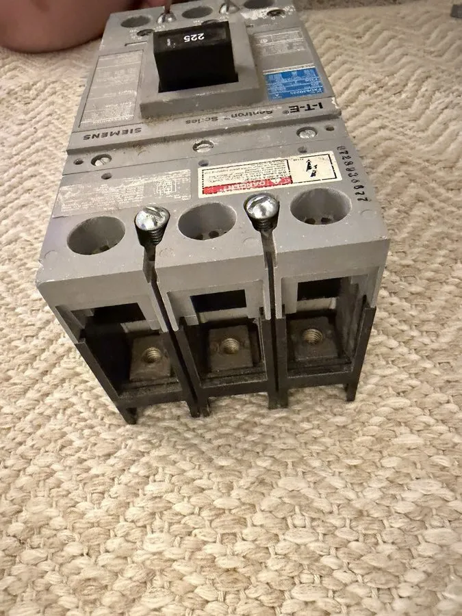Автоматический выключатель I-T-E Siemens Sentron FXD63B225 225A 3 Pole 600VAC Ci — фото лота 4