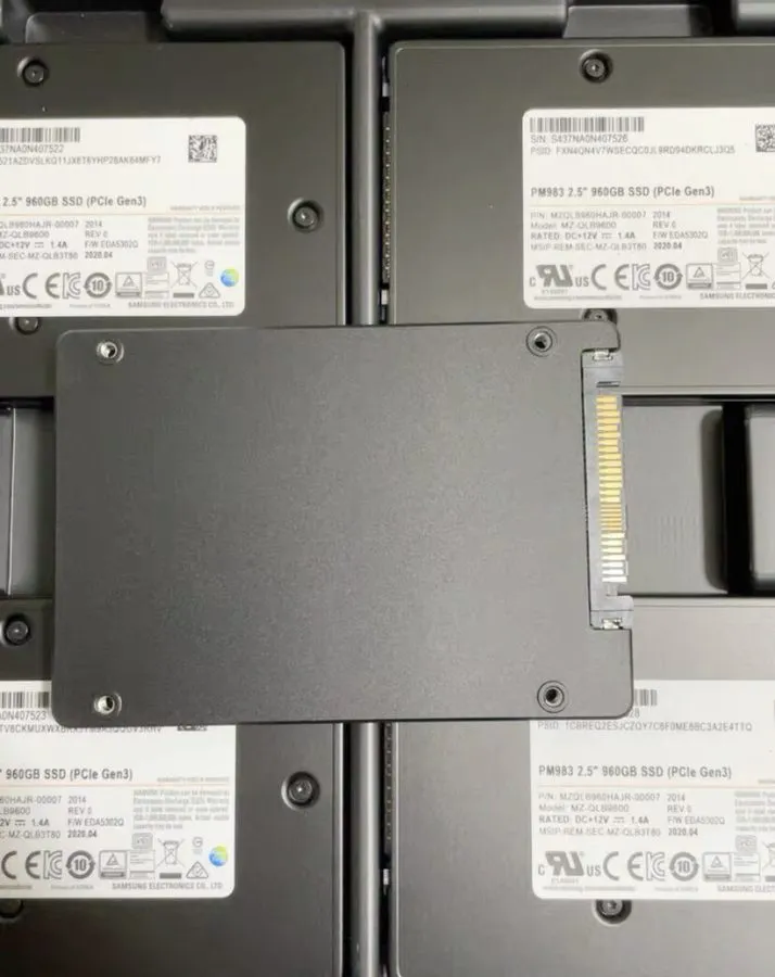 SSD-накопитель Samsung PM983 960GB MZ-QLB9600 MZQLB960HAJR-00007 PCIe Gen3 2.5" 