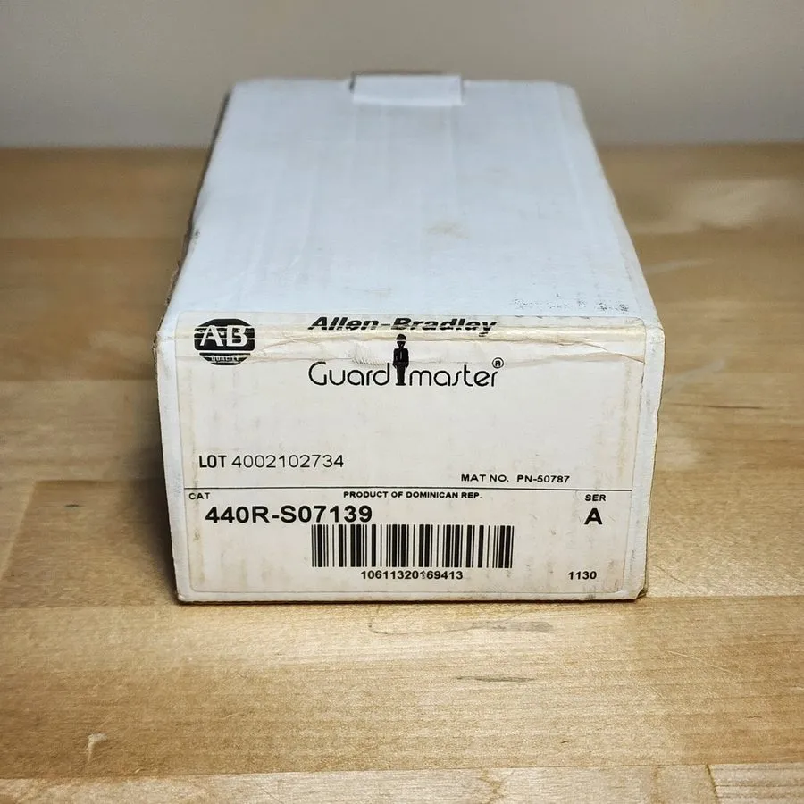 Реле безопасности Allen-Bradley 440R-S07139 CU2 Safety Relay 24V AC/DC