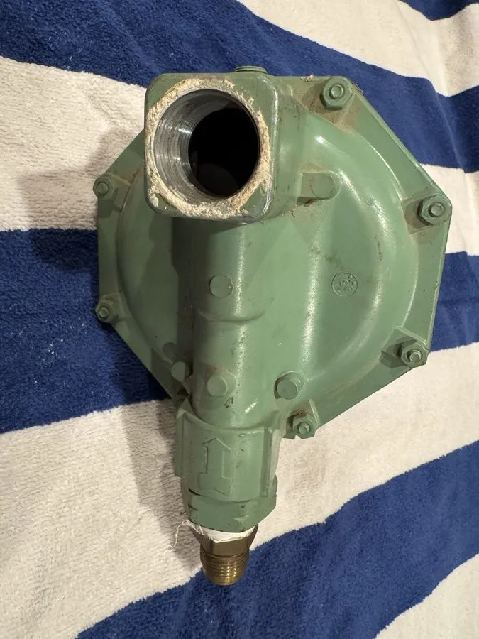Клапан Sherwood 800JBC Second Stage LP Gas Regulator Valve Listed 823H Right Ang — фото лота 2