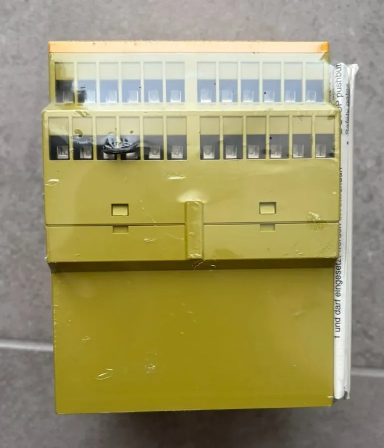 Реле безопасности Pilz PNOZ X9 120VAC/24VDC 7S2O Safety Relay 774605