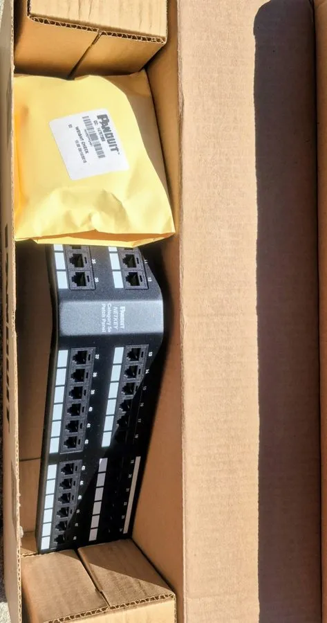 Патч-панель Panduit Netkey Angled 48 Port Patch Panel NKA5EPPG48Y Cat5E 2RU
