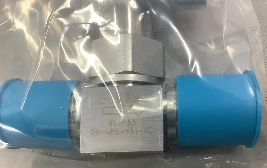 Клапан Swagelok Bellows Sealed Valve SS-4BK-V51-1C, 1/4" Female VCR