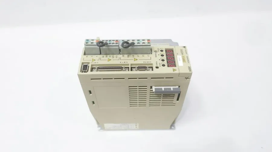Сервопривод Yaskawa SERVOPACK SGDH-15AE Digital AC 3-Phase Servo Drive 200V 1.5k