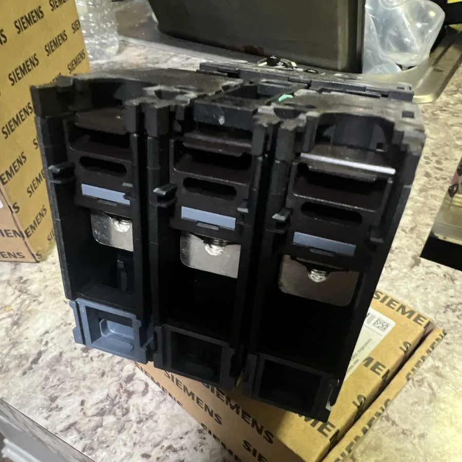 Автоматический выключатель Siemens 3VA5130-4ED36-0AA0 is a 30-amp, 3-pole molded — фото лота 2