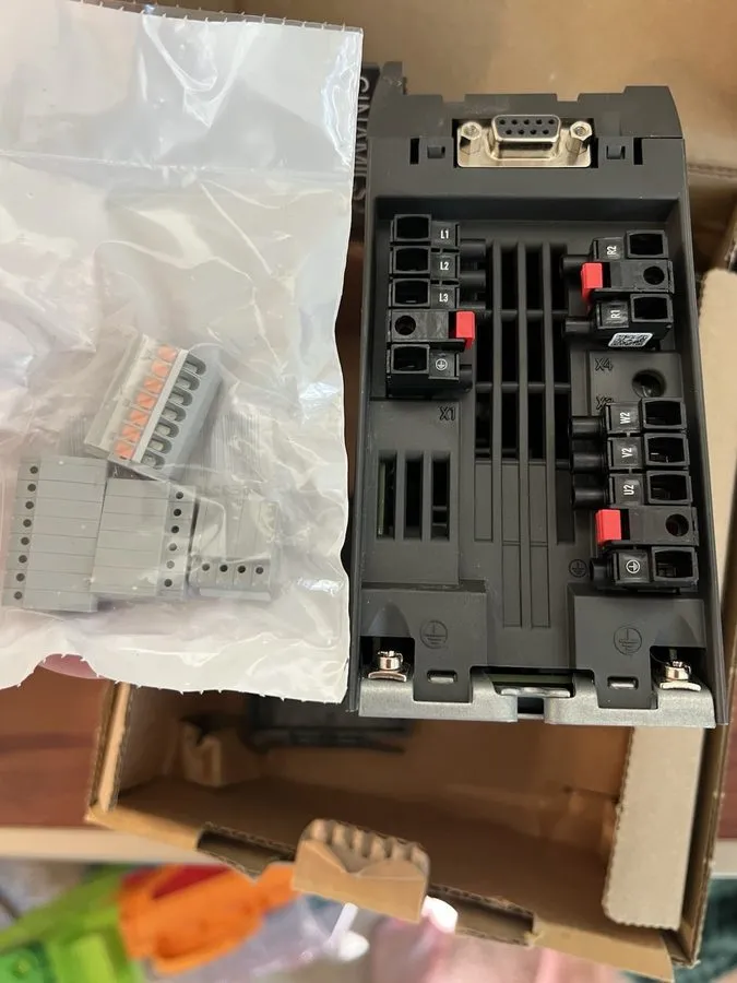 Привод Siemens 6SL3210-1KE15-8UP2 G120C RATED POWER 2,2KW — фото лота 1