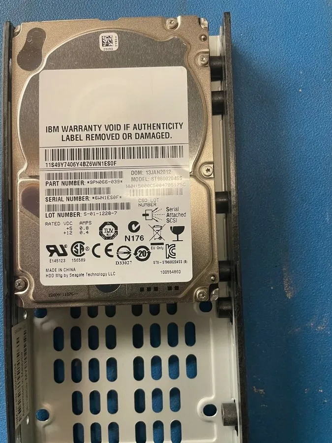 Жёсткий диск IBM 85Y6268 00L4521 85Y5864 00Y2683 600GB 2.5"10K SAS V7000 Hard Dr — фото лота 1