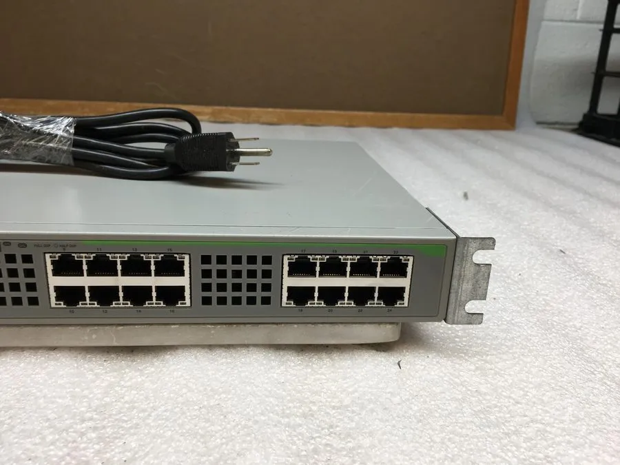 Коммутатор AT-9924TL-EMC2 Allied Telesis 24-Port Quad SFP Gigabit Network Switch — фото лота 2