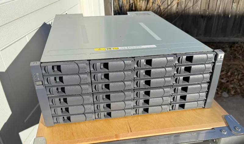 Жёсткий диск NetApp DS4243 Disk Array Shelf 24x 600GB 15K SAS 2x IOM3 SAS Expans