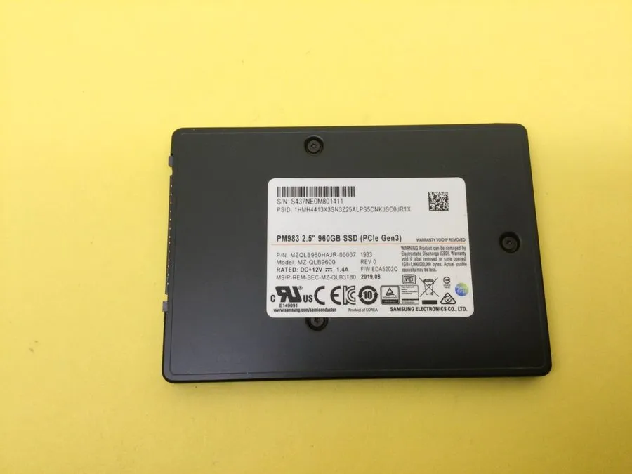 SSD-накопитель Samsung PM983 960GB MZ-QLB9600 MZQLB960HAJR-00007 PCIe Gen3 2.5" 