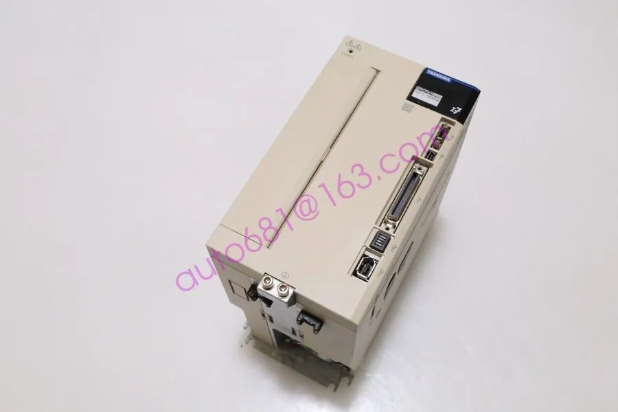 Сервопривод YASKAWA SERVO DRIVER SGD7S-180A00A