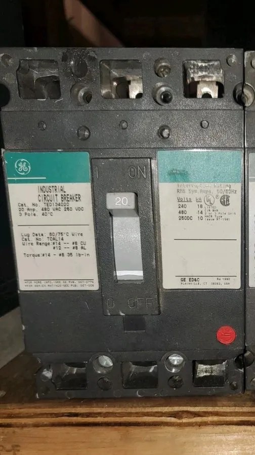 Автоматический выключатель GE Ted134020V 3-Pole 20A 480V 18kA Bolt-On Circuit Br