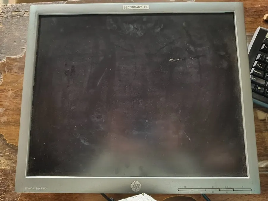 Монитор HP EliteDisplay E190i 18.9 Inch LED Backlit IPS Monitor Cracked Screen