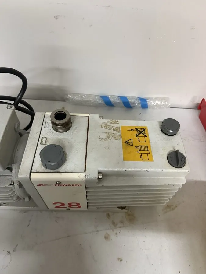 Насос Edwards E2M28 Two Stage Rotary Vane Vacuum Pump A373-15-90 28 CFM — фото лота 1