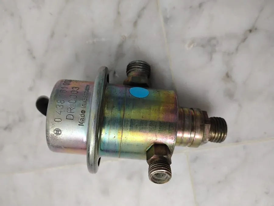Трубопроводная арматура Mercedes 500SL Fuel Pressure Regulator R129, W124 000078