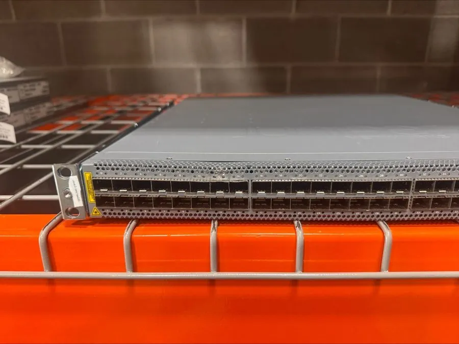 Коммутатор Juniper QFX5120-48Y-AFI / 48 ports of 25GbE SFP28 and 8 ports of 100G — фото лота 1
