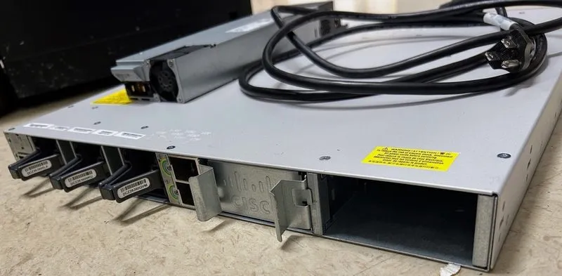 Коммутатор Cisco C9300-48UN-E 48-Port UPOE 5Gbps Catalyst 9300 Switch — фото лота 3