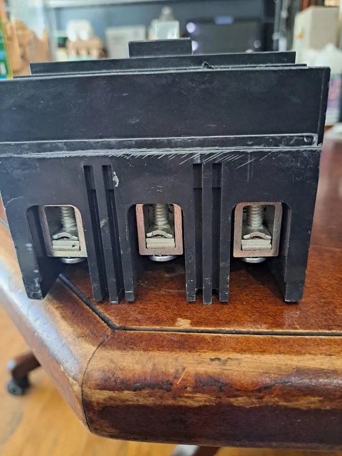 Автоматический выключатель GE Ted134020V 3-Pole 20A 480V 18kA Bolt-On Circuit Br — фото лота 3