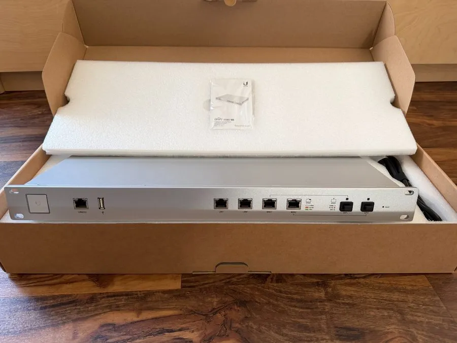 Коммутатор Ubiquiti Networks USG-PRO-4 UniFi Security Gateway Access Point PRO